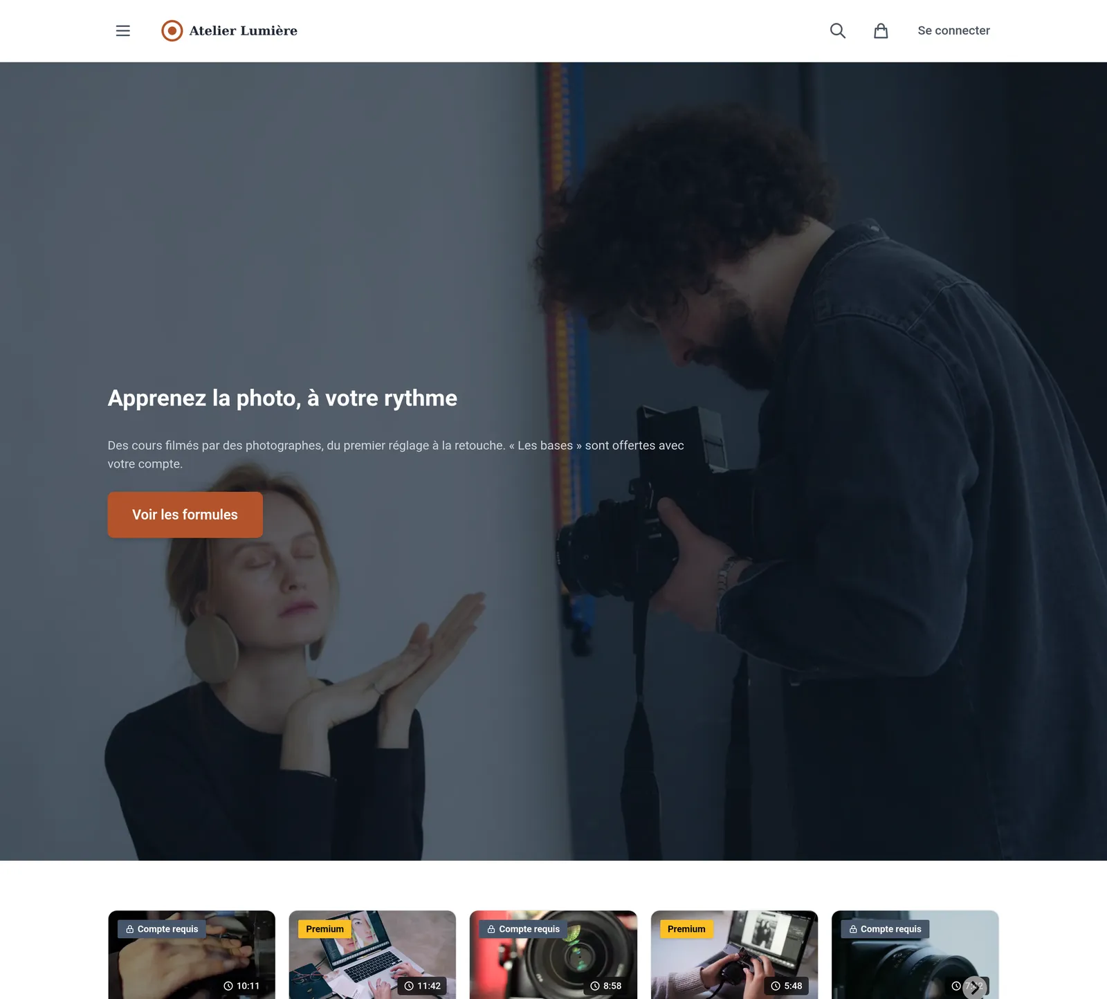 La page d'accueil du site Atelier Lumière, avec sa bannière et ses cours badgés Compte requis ou Premium