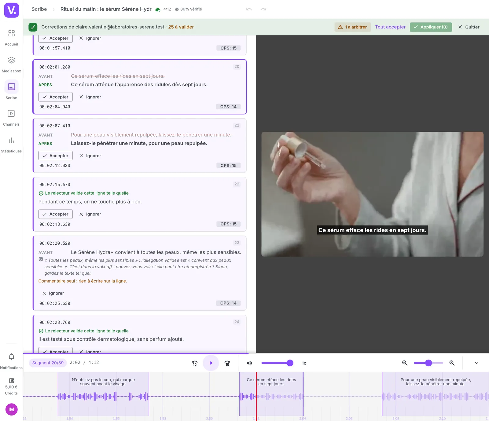 L'éditeur en mode relecture : chaque ligne avec son avant barré et son après, les boutons Accepter et Ignorer, et le commentaire de la cliente